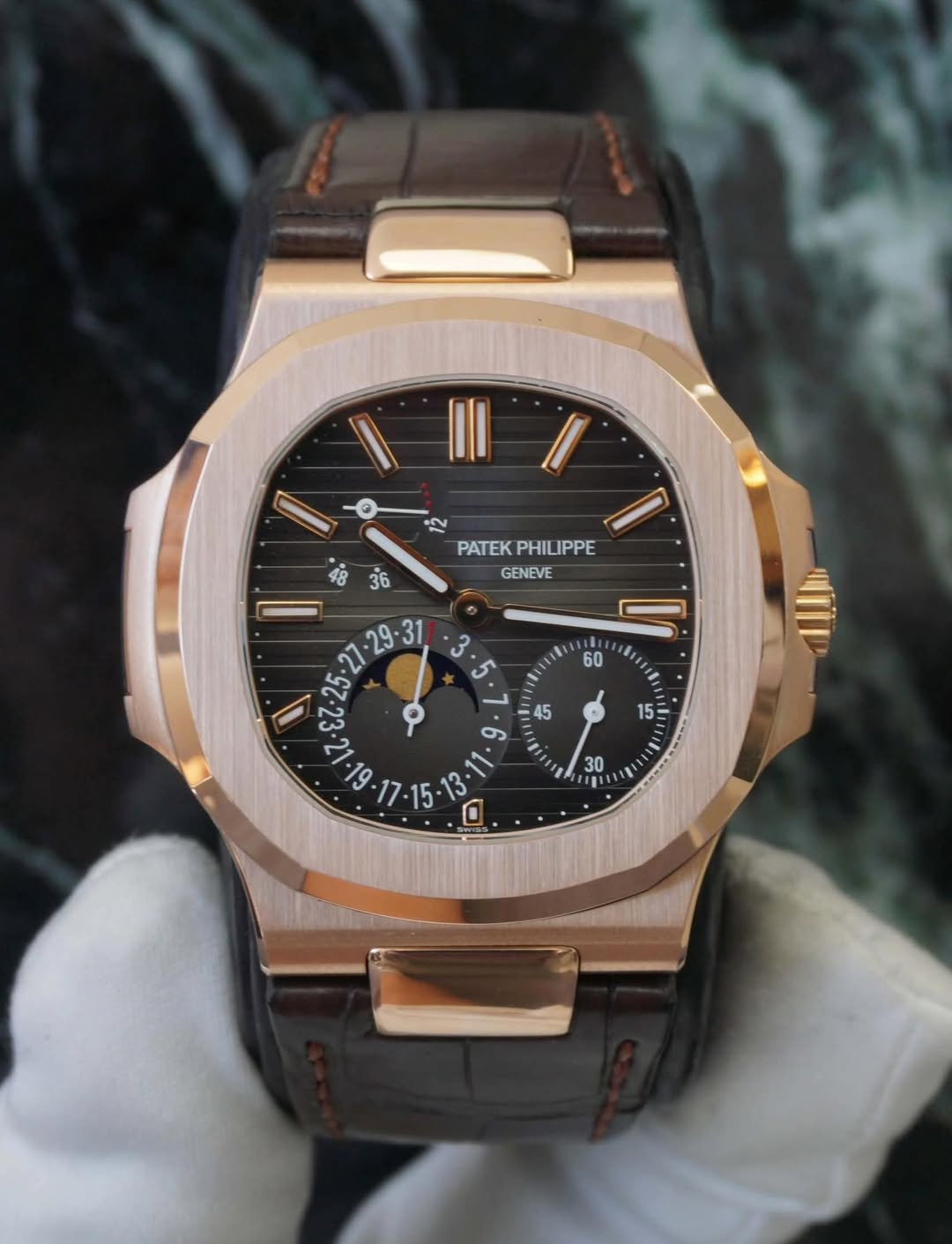 May be an image of wrist watch and text that says 'O 2 PATEK PATEKPHILIPPE PHILIPPE 48 36 GENEVE . ى و ושי'
