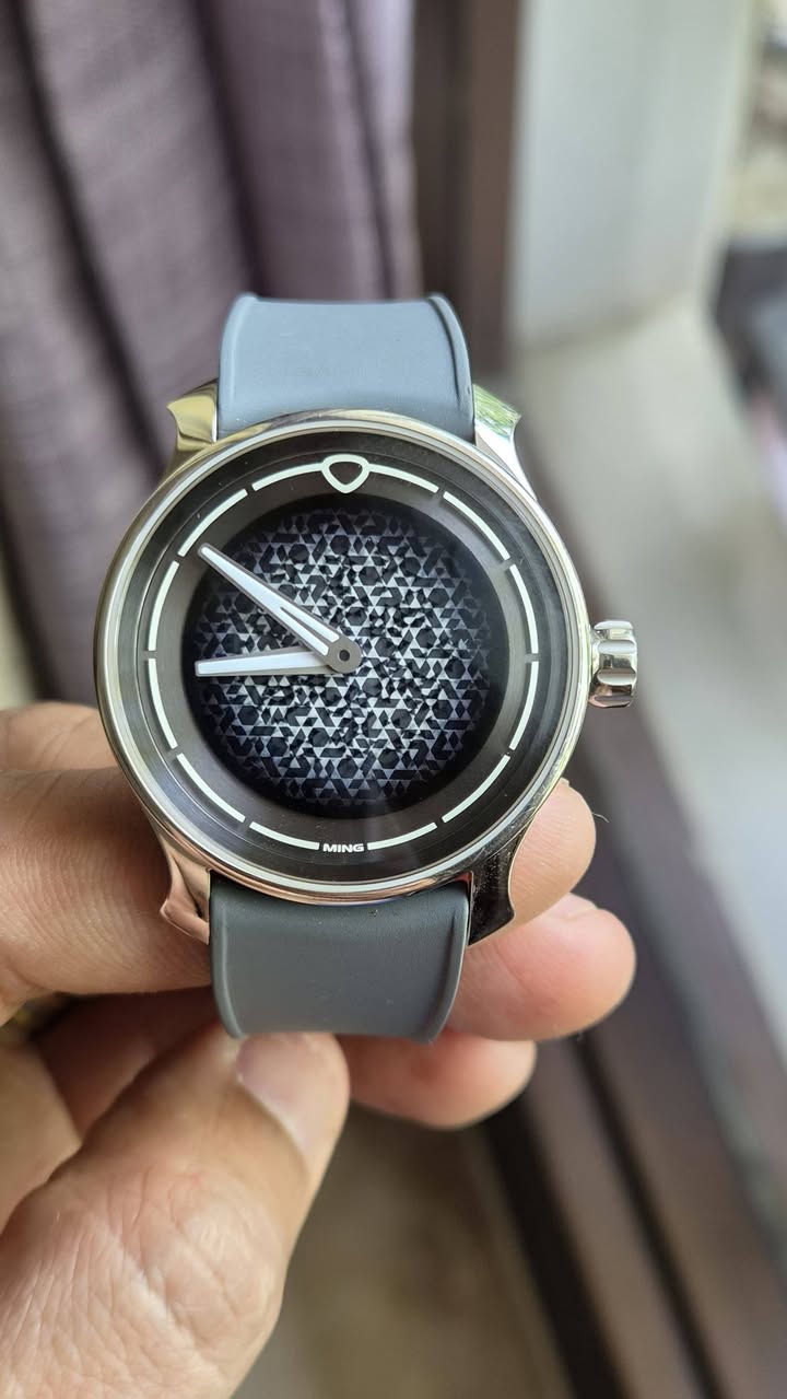 May be an image of digital watch and text that says 'MING MIN'