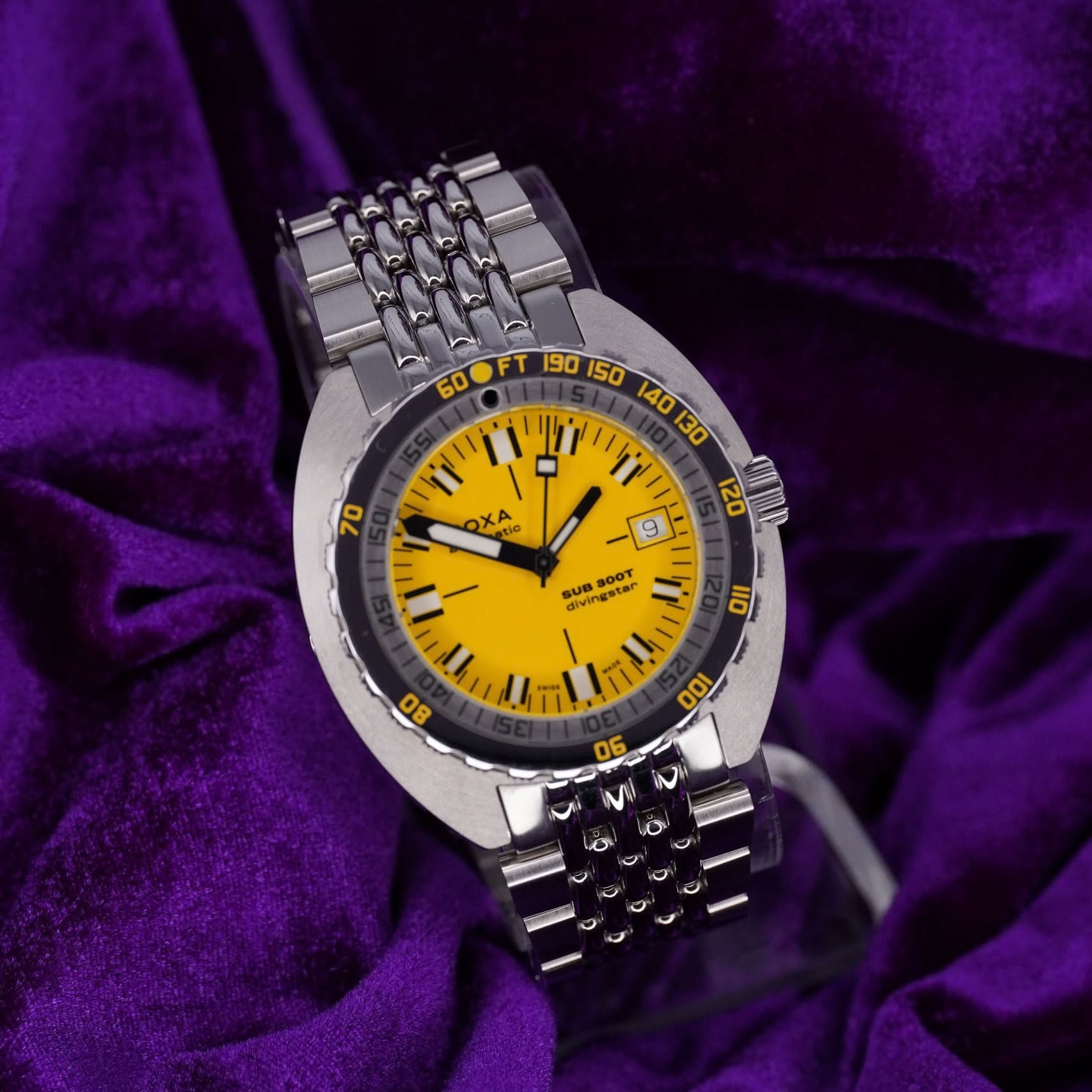 May be an image of ‎wrist watch and ‎text that says '‎60 FT ا 120 VIR ا OXA 70 9 SUB divir divin BOOT O6‎'‎‎