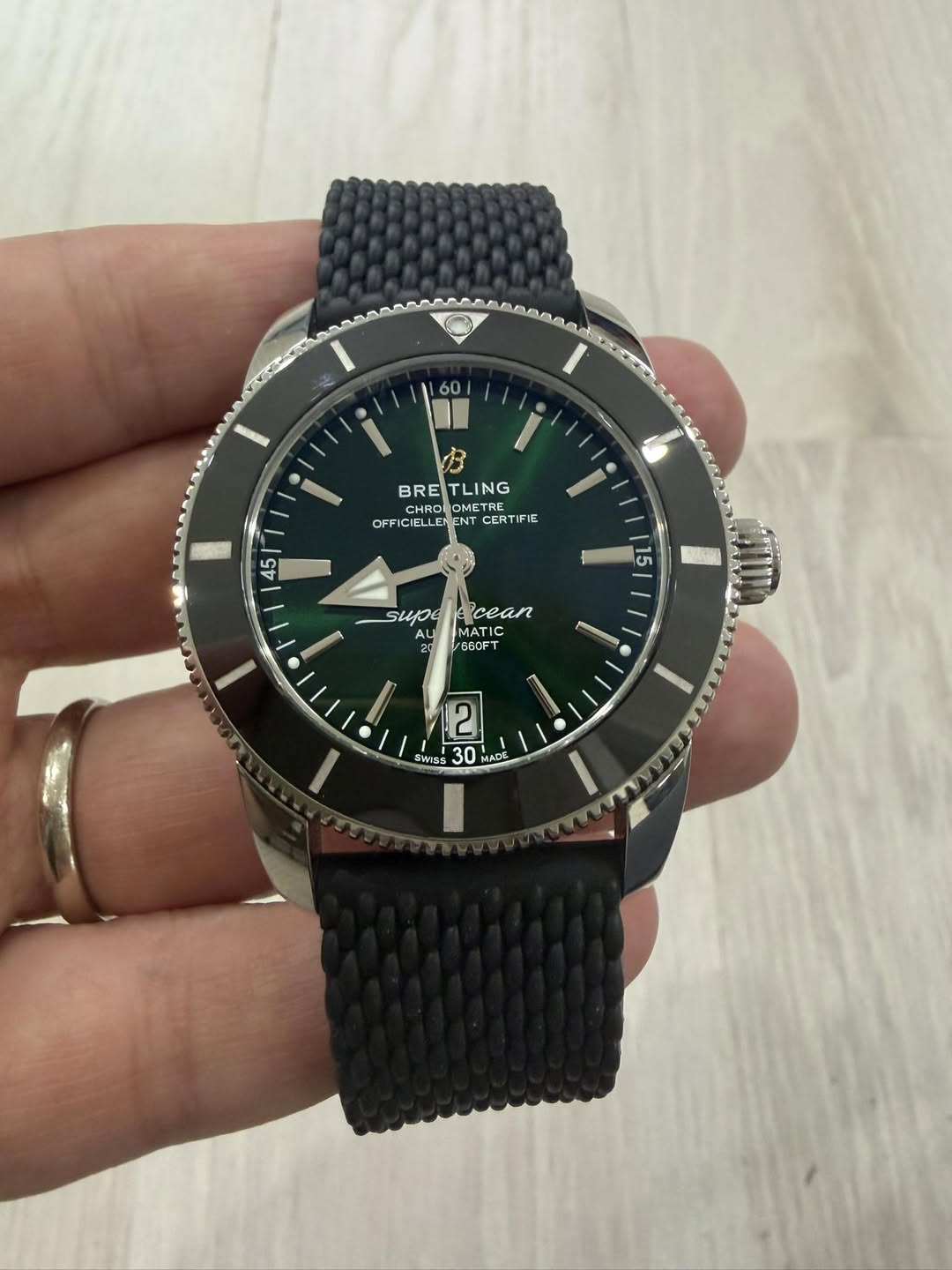 May be an image of wrist watch and text that says '60 BRE BRETLING TLING CHRO OMETRE OFF CIE OFFICIELLEN LLEN ENT NT CERTIFIE 45 15 SUDE cean AU supelacean MATIC /680FT ู0รรอต 2…