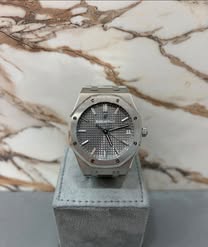 May be an image of wrist watch and text that says '2 AUTEMARSPICLET AUDEMAR FICCET'