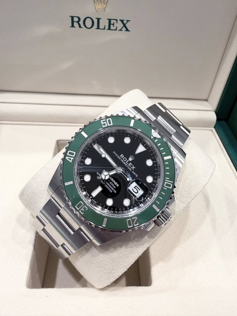 May be an image of wrist watch and text that says 'ROLEX 50 40 1 OYSTE PER PERFE ROL R と用る EX ROLEX ビ ROLEY JALP PERPE ፖገ TUAL DATE SNRONONETER 300m NINED ARINER JUU'