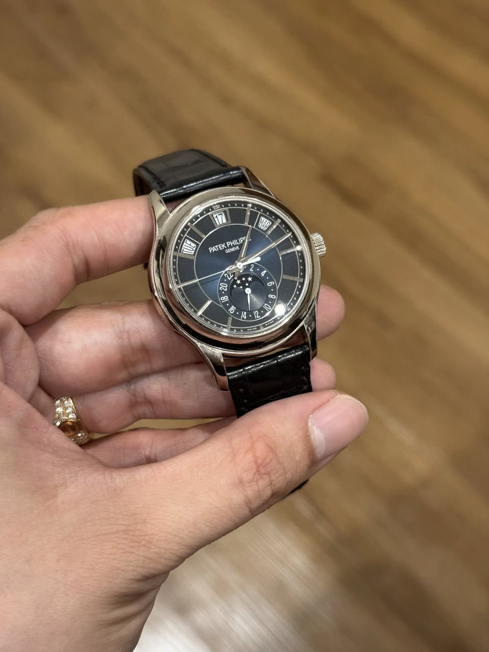 May be an image of wrist watch and text that says '17 HIE WUE PATEK PHI PHILIPE Pr NEVE EM هع ਤੋ - ወ 9 ه 0 2 ॐ 14 4 合 • L :'