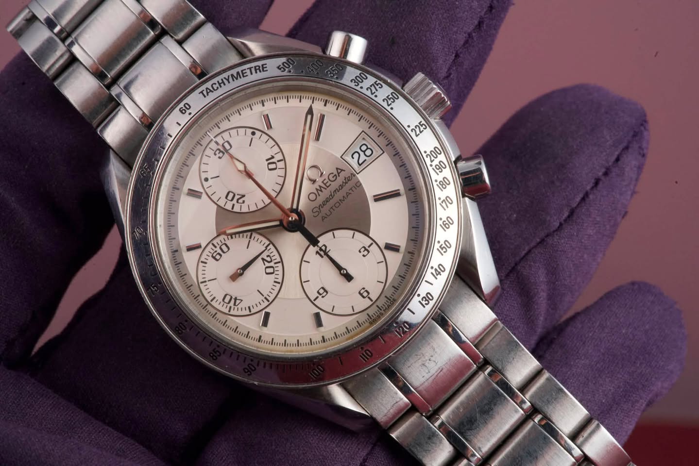 May be an image of wrist watch and text that says 'TACHYMETRE 60 3 / :.0 I 동은으은의 80 OMEGA mI L1 6 60 20 A A ៣់ 0 44 の 9 30'