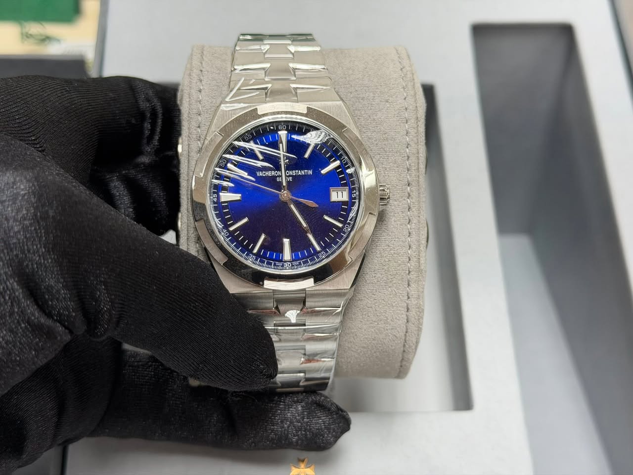 May be an image of wrist watch and text that says 'VACHERON ONSTANTIN าพ 20 F 115 d ហាង ن'
