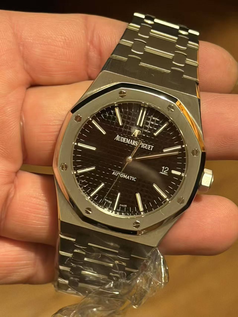 May be an image of wrist watch and text that says 'AUDEMARS A AUDEMARS IGUET AUT OMATIC TIC 12 WISS C'