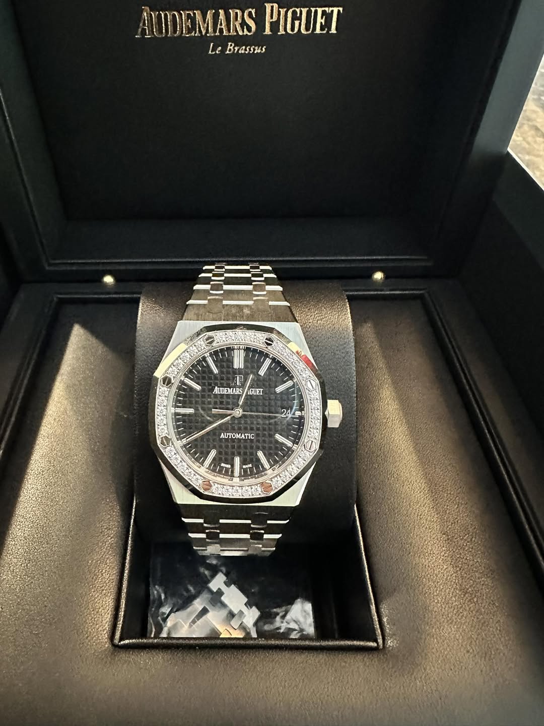 May be an image of wrist watch and text that says 'AUDEMARS PIGUET Le LeBrassus Brassus A 11 AIDEMARS GLET 21 ΑOΜATΙ - V 公鸡'