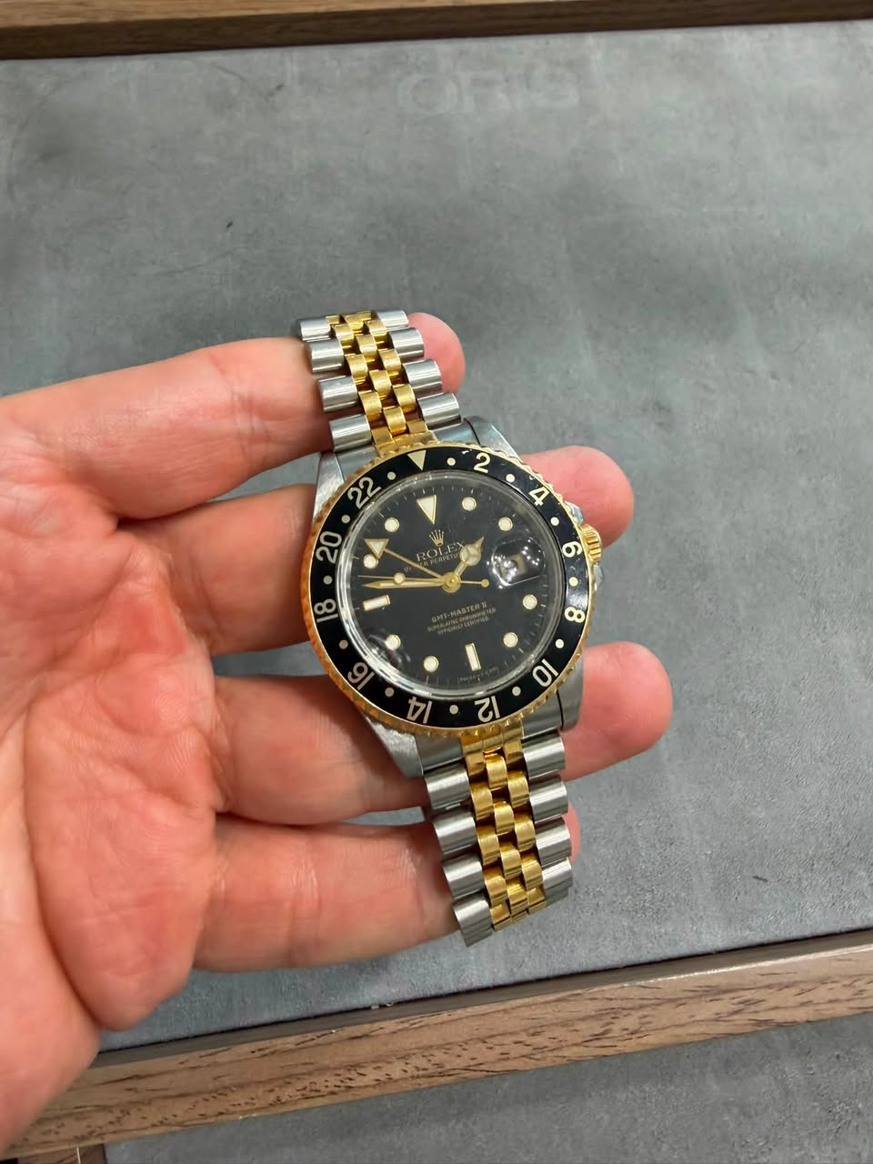 May be an image of wrist watch and text that says ' 中 8 10 12'