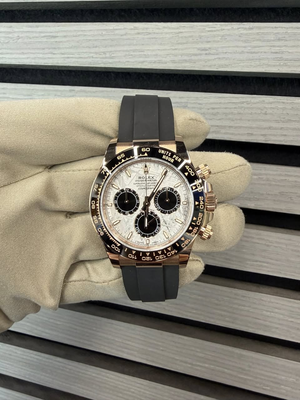 May be an image of wrist watch and text that says '60 65 70 RO 75 80 UNITS HOUR PER E 400 04Z PT راشلب 200 180 み 9 de D 1O O PO H 10己 U e e C ญ'