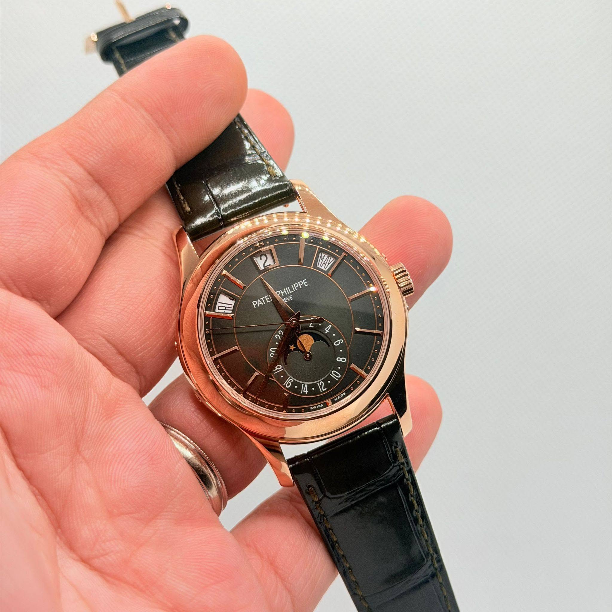 May be an image of wrist watch and text that says 'ዬ MAY PHILIPPE RVE PATEL 미 ባክ ስለ و ى • 4. tl 요부'