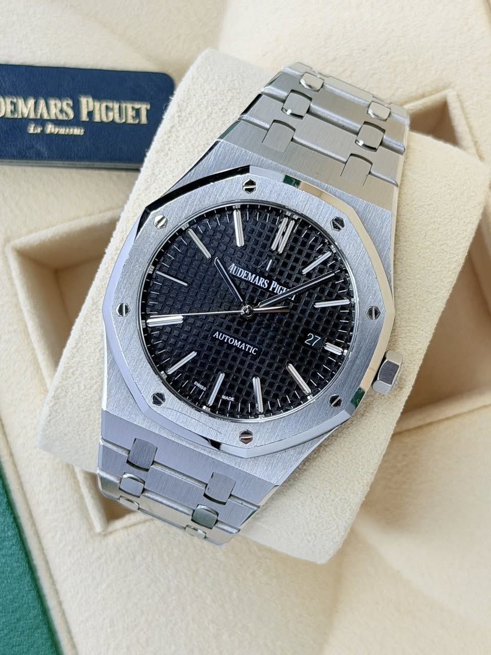 May be an image of wrist watch and text that says 'EMARS MARSPIGUET PIGUET Lr ัทา Brasas AUDEMARS PICI 27 AUTOMATIC AUTOMATIC'