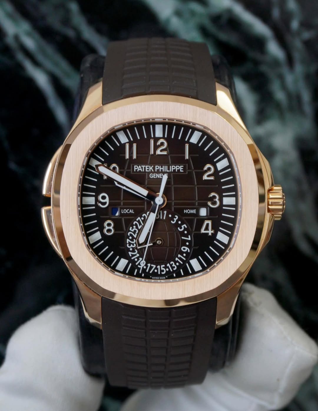 May be an image of wrist watch and text that says '12 Il PATEKPHILIPPE PATEK PHILIPPE GENEY 2 3 HOME 4 9 ር U 9 8 1:25-27-2- LOCAL .1x و'