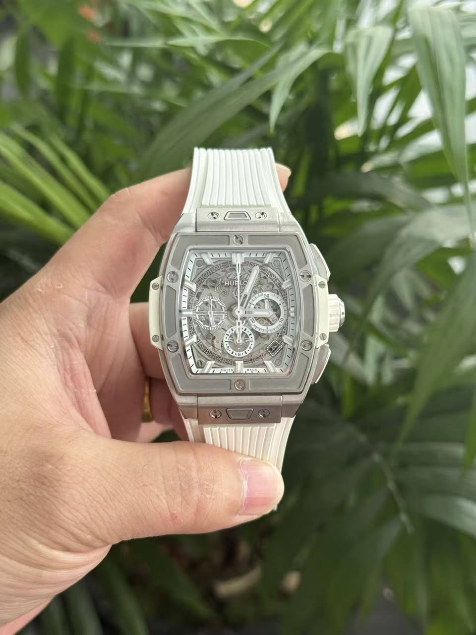 May be an image of digital watch and text that says 'ل ፈር XO /ዳች'