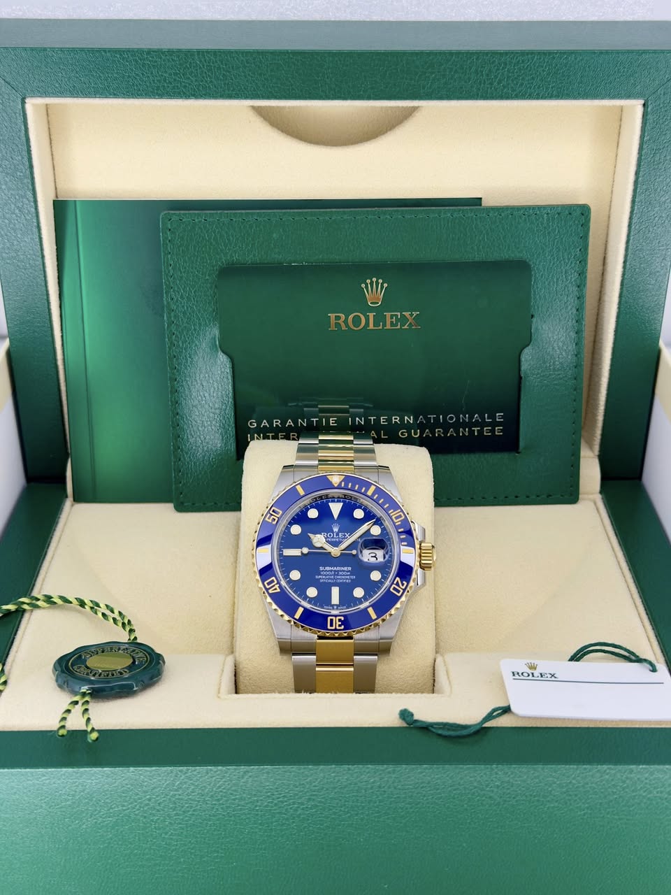 May be an image of wrist watch and text that says 'ROLEX GARANTTEINTERNATIONALE GARANTIE TIE NTERN INTERNATIONALE TIONALE GUARANTEE GUAI 50 10, 3 ل SUUMAHUNEH MARNH 40 ททม 20 30…