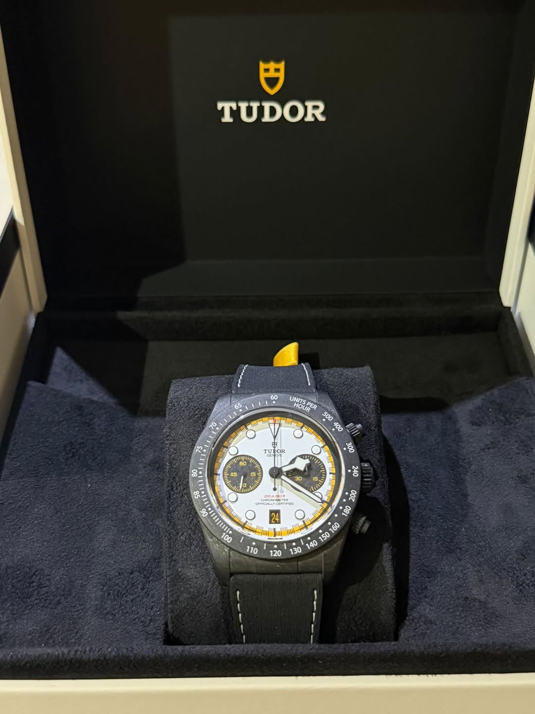 May be an image of wrist watch and text that says 'TUDOR 60 LINITS UNTSPER TUBOR 七新® TỰ ን! o OENTIE 24 u መጠቢ ·봉 0本こ 200 ន 180 6 S '