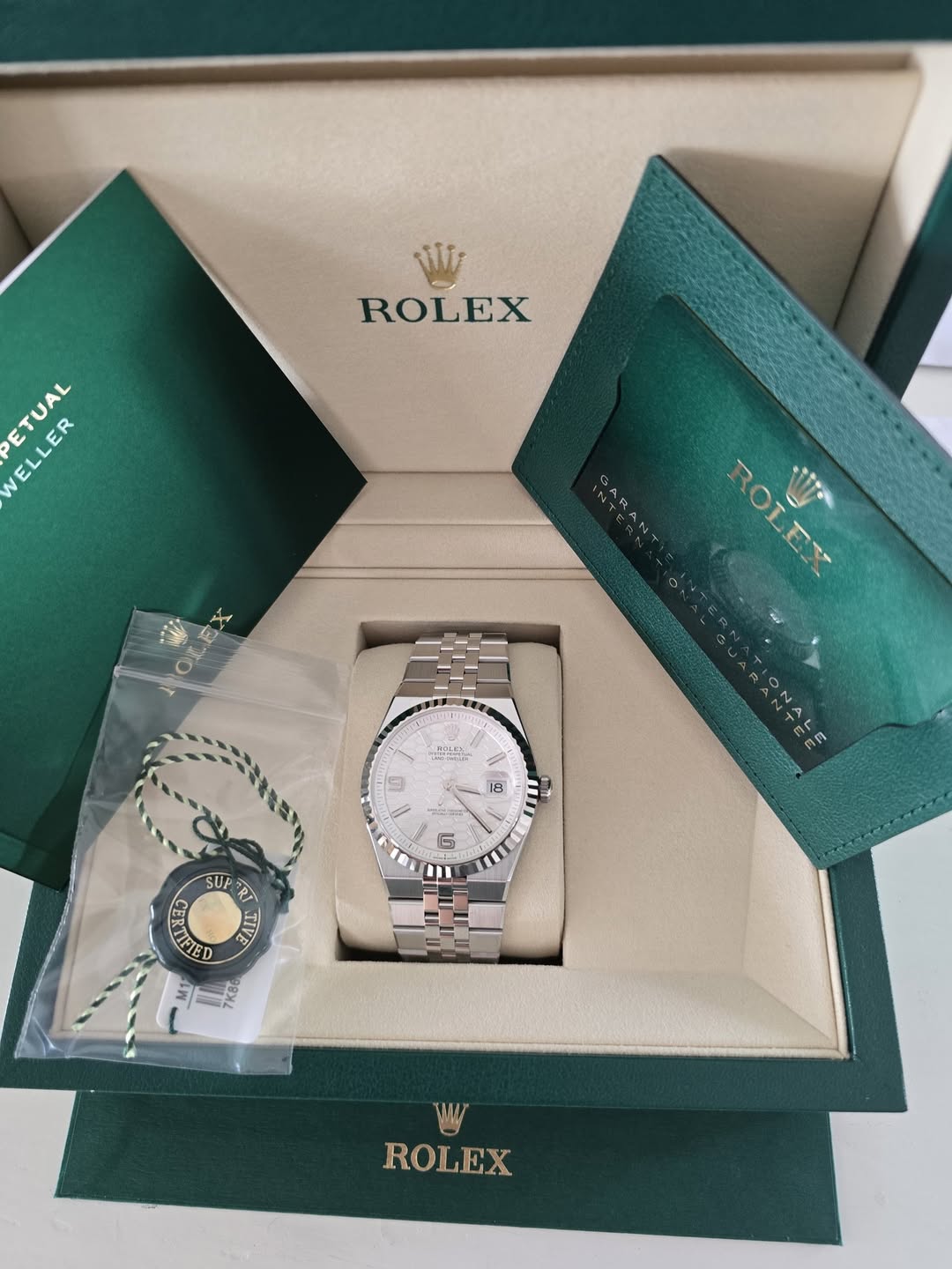 May be an image of wrist watch and text that says 'Miz ROLEX WELLER ်းပ ETUAL SARANT ROLEX ون OXEX . Sai 9 18 0 ובאי ወሻ LA RT A AII FIED W ROLEX'