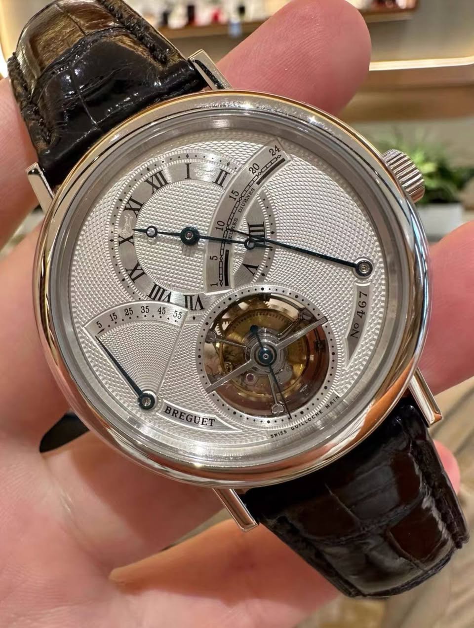 May be an image of wrist watch and text that says '20 utuiuin 35 55 ENf REGUE BREGUET ET AWISS'