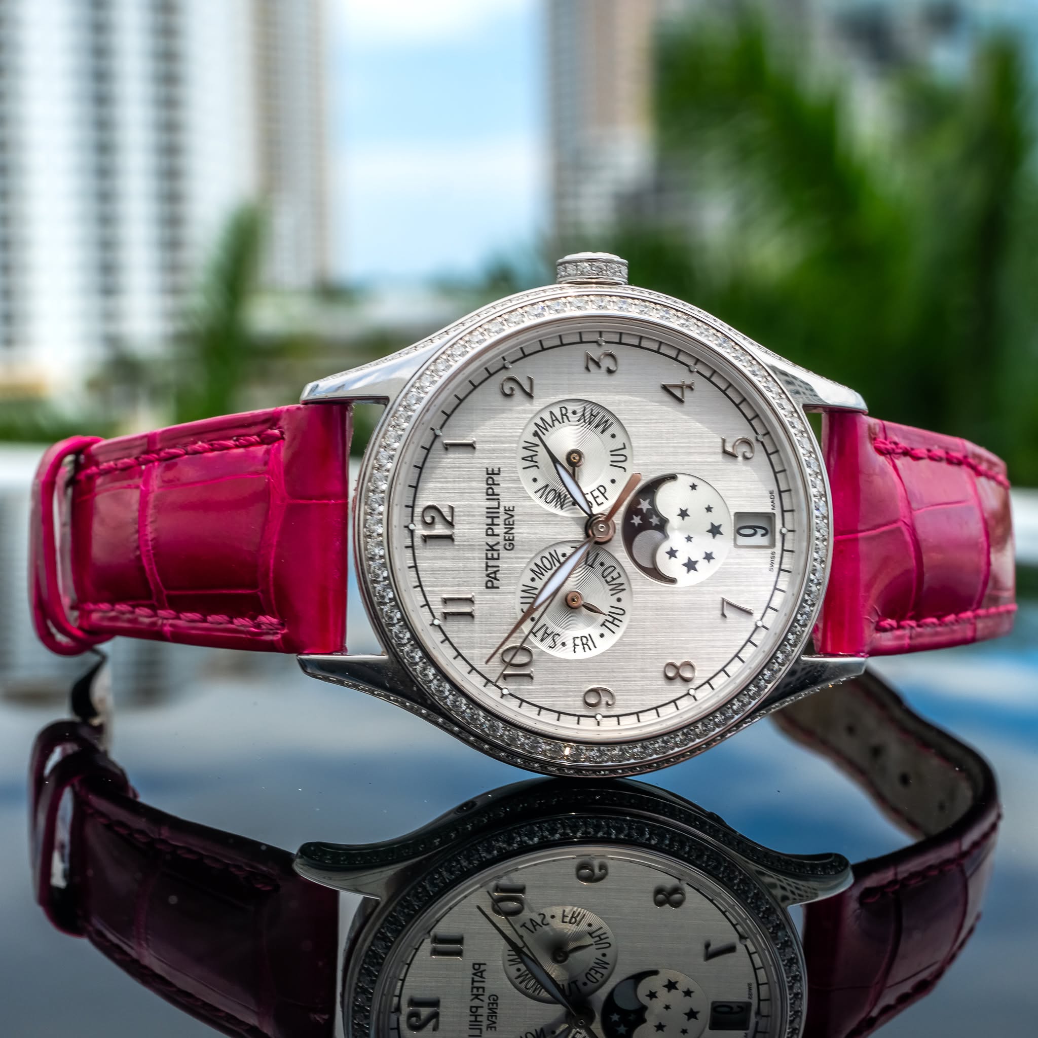May be an image of wrist watch and text that says 'NY さ เว ৩ MAR W JAN II GENEVE <P 12 PHILIPPE IPPE O PATE WMON MON 11 በህ FRI a D oo 9 ተድልፍት'