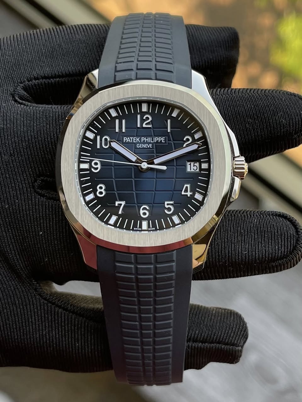 May be an image of digital watch and text that says '2 II 12 12 10 PATEK PATEKPHILIPPE PHIL PHILIPPE IPPE GENEVE 7 9 8 4 ١ T'