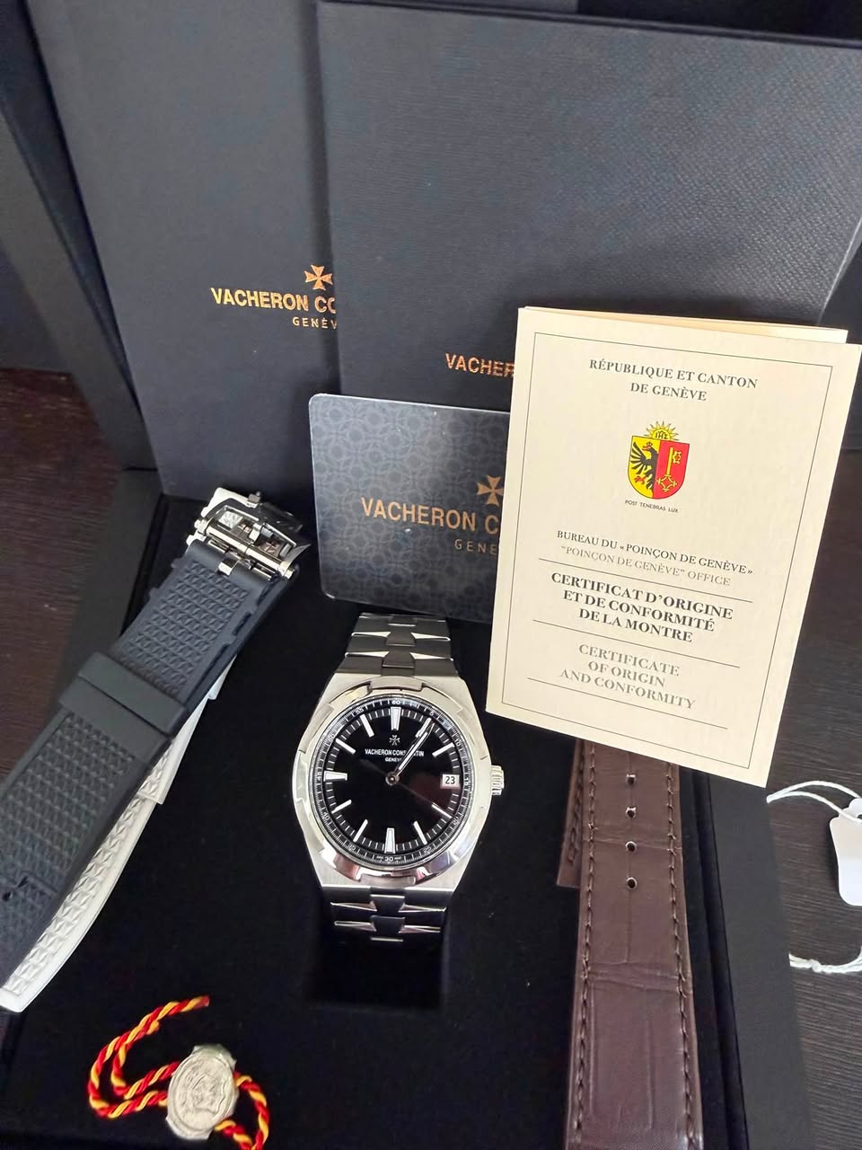 May be an image of wrist watch and text that says 'VACHERON CC GENEV VACHER REPUBLIQUEETCANTON DE CENÈVE RÉPUBLIQUE ET CANTON VACHERON NNMeLA LaN BUREAUDU TOINVUDU-POINCONDE.CEVV…
