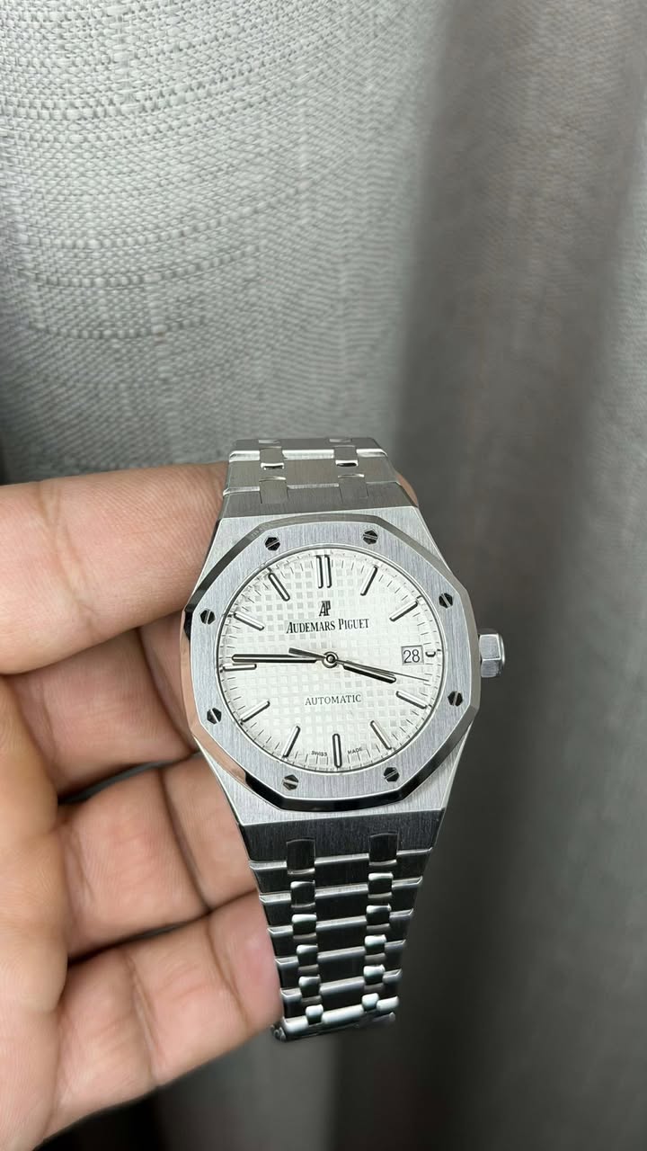 May be an image of wrist watch and text that says 'ANTEMARSPICLET R MP AUTIEMARS PIGUET ॐ 28 ΥΤΟΜ'
