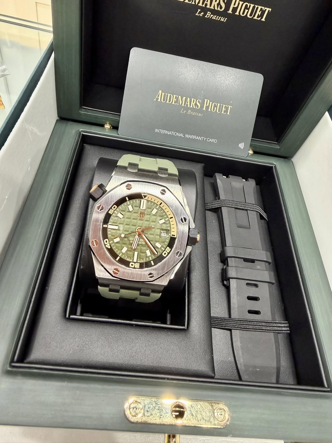 May be an image of wrist watch and text that says 'MTAAD به Le LeBrasses Brassss PIGUET AUDEMARS Le Bran. PIGUET INTERANATIONAL WARRAND CAFD itr: 50 . AO lis 1A C ب DE 1 甜 甜味…
