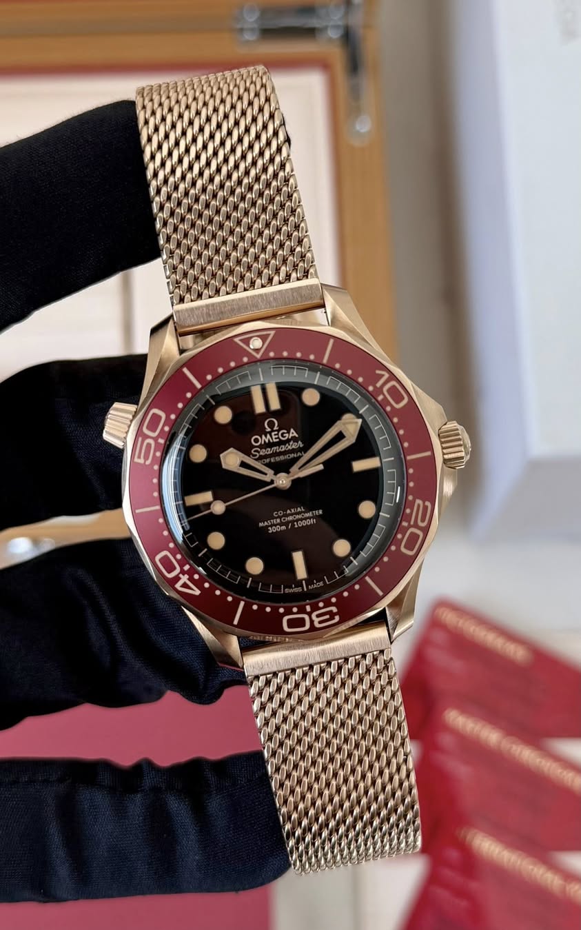 May be an image of wrist watch and text that says 'I I 5 50 0 Il ח OMEGA 10 MIIN 2 O 20 oA ذق ب ج'