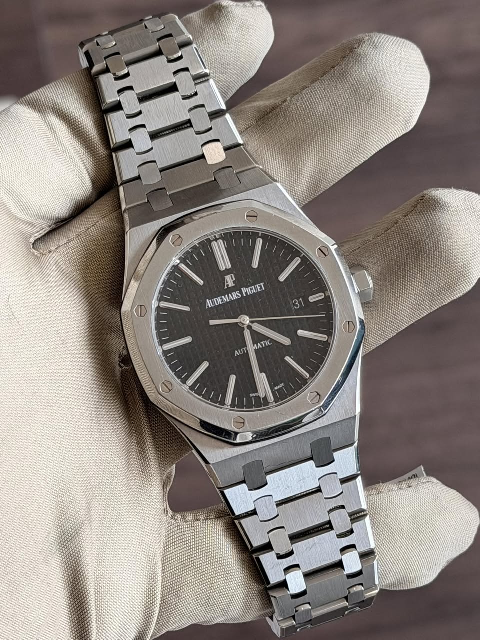 May be an image of wrist watch and text that says '- 合 AP PIGUET IUDEMARS 31 0 AUT υΑΤΙ ATIC Θ . O'