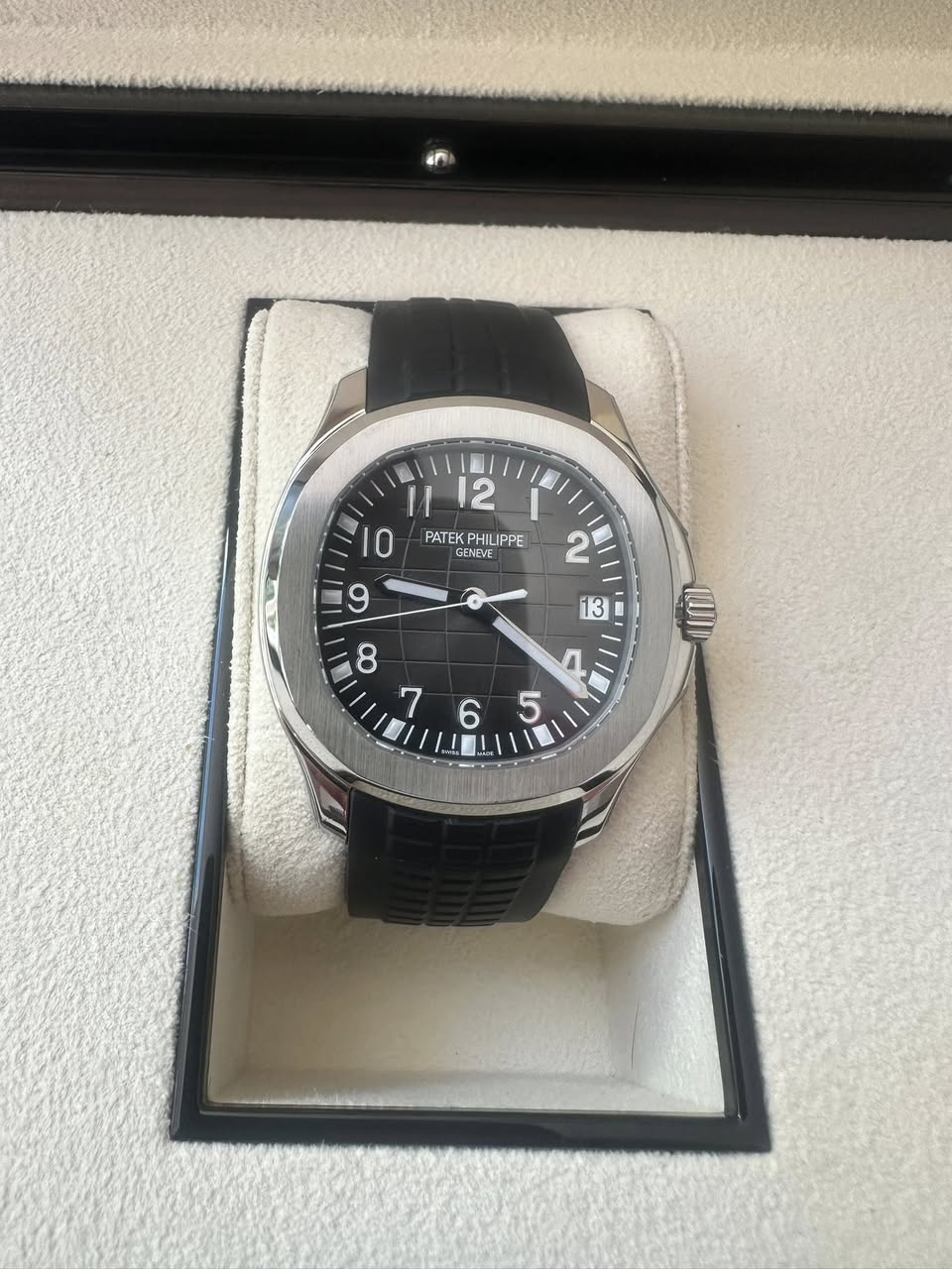 May be an image of wrist watch and text that says '11 |12 12 10 PATEKPHI PATEK PHILIPPE PATEKPHILIPPE PE SENEVE ENEVE '