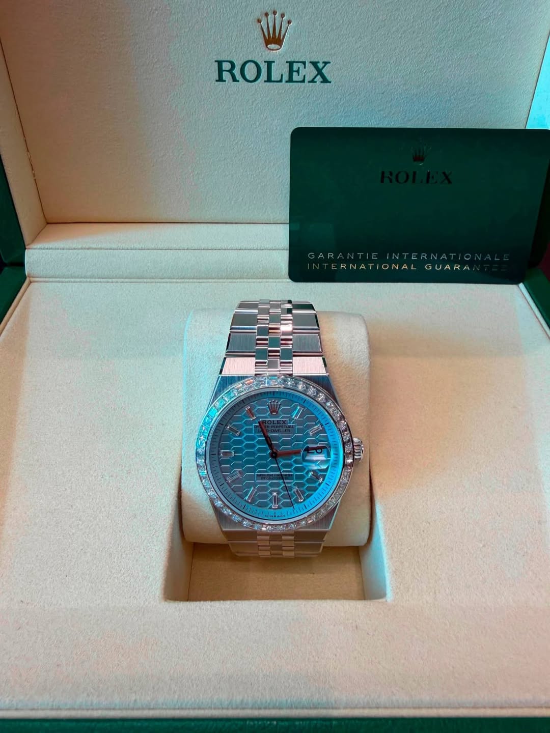 May be an image of wrist watch and text that says 'ROLEX NATIONALGUARA RNATIONAL ONAL GUARA 攴鸽癌'
