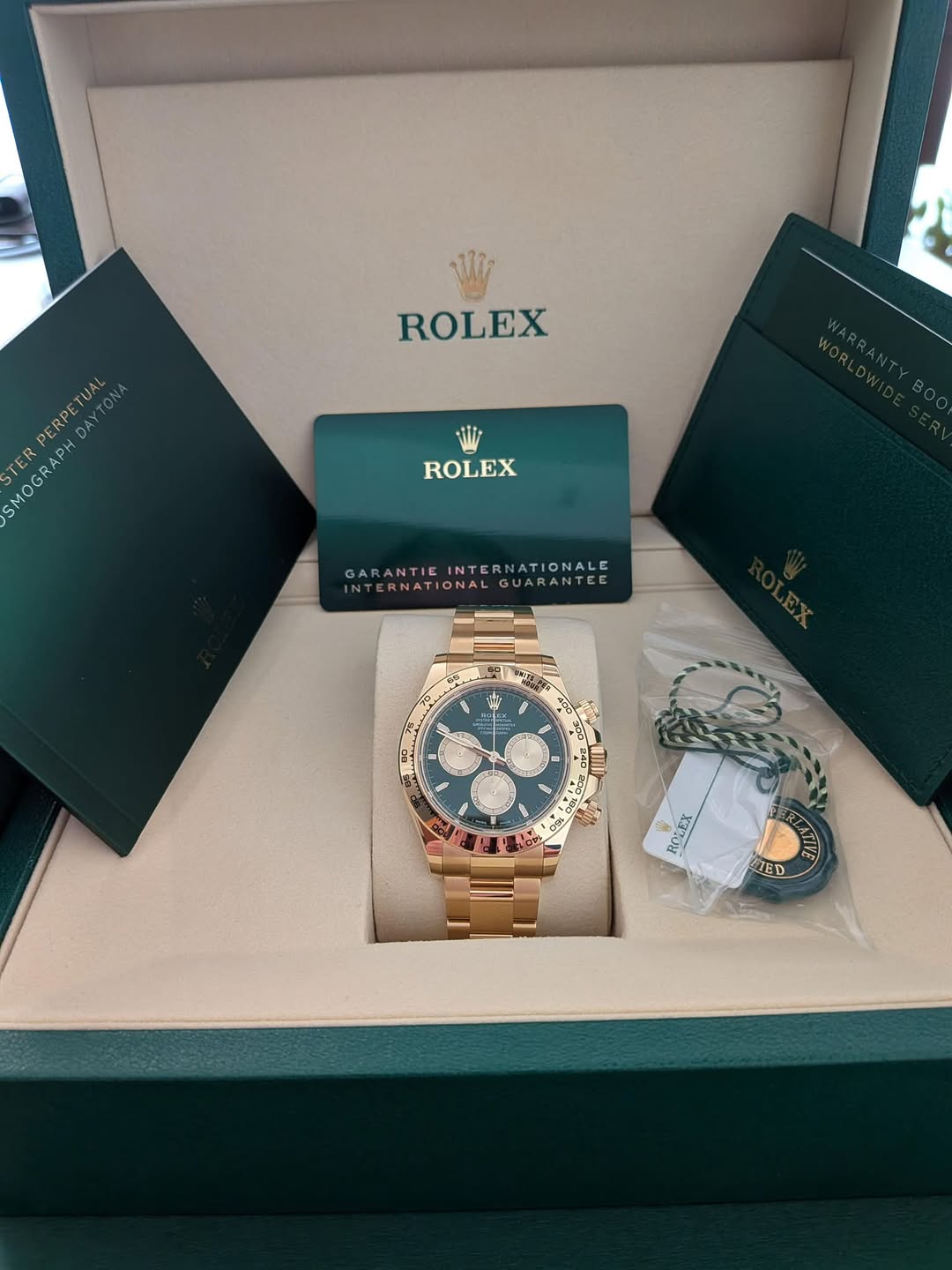 May be an image of wrist watch and text that says 'ROLEX UA PERPE SMOGRAPHDAYT DAY SMOGRAPH TER ROLEX GARANTIEINTERNATIONALE GARANTIE NTERNATIONALE GARANTIEINTEGUARANTEE TIONALE…