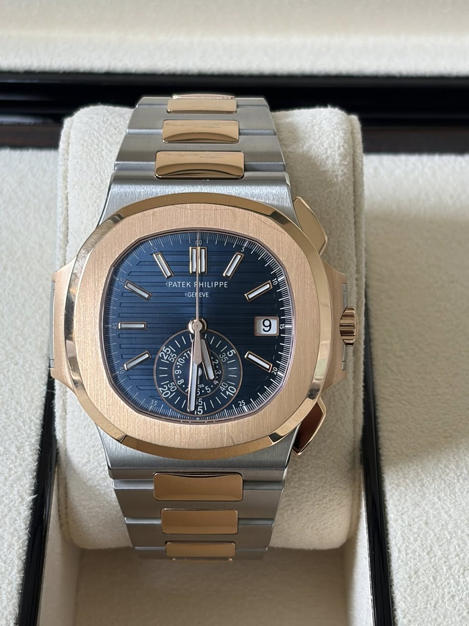 May be an image of wrist watch and text that says 'PATEK FHILIPPE PATEKFHILIPPE PE GEEVE GE EVE 9 ى N ង្ក11ផ *10. ツ : 0.1 Vc • 10'