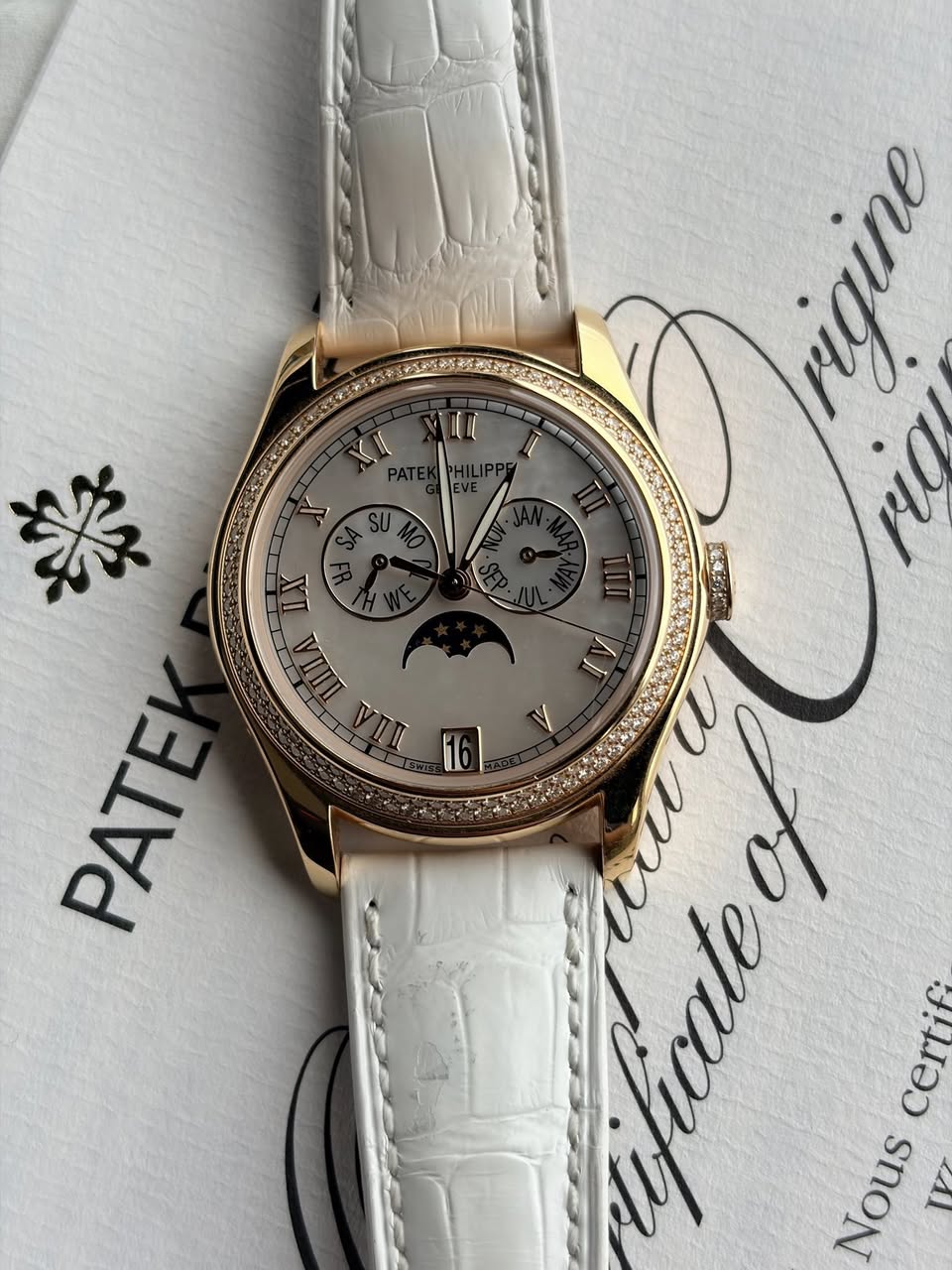 May be an image of wrist watch and text that says 'KII riỳn لن 恭 IX IIIA LV PATE 唱 VIL 2 hoate የ/ lificateof certif đứi Nous'