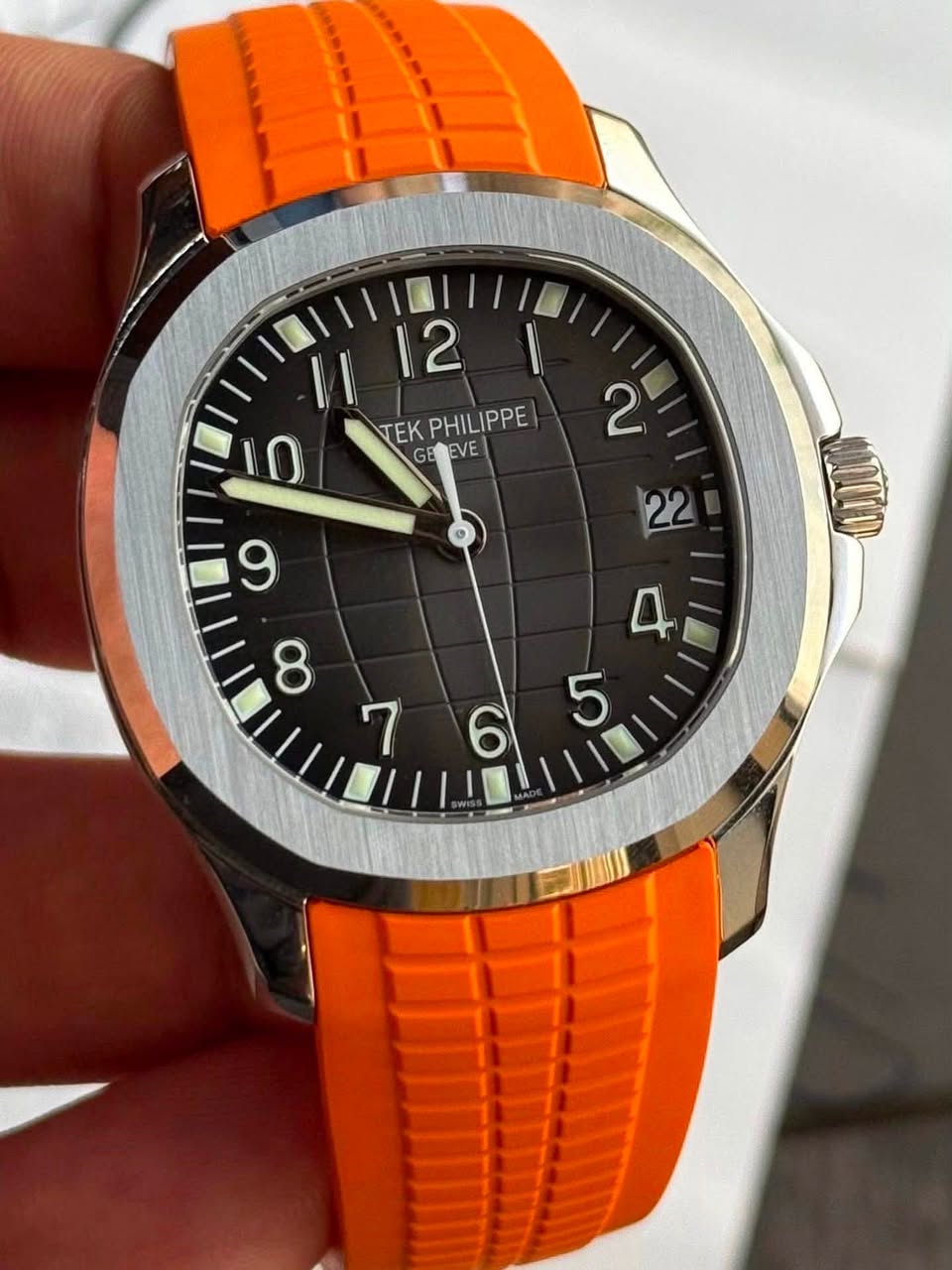 May be an image of wrist watch and text that says '11 2 10 TEK PHILIPPE GE GEREVE EVE 2 9 22 c م 4 4 5 6'
