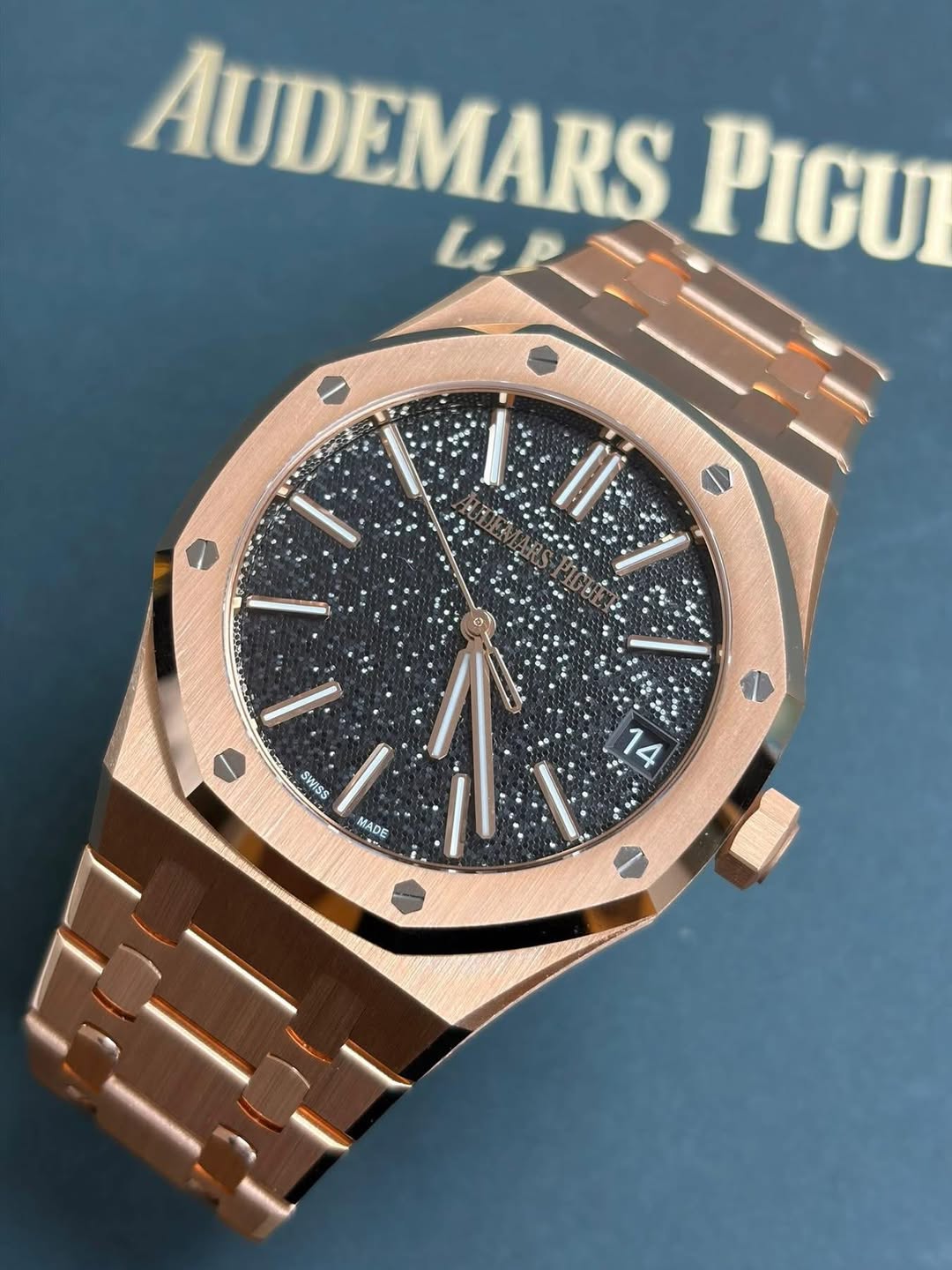 May be an image of wrist watch and text that says 'AUDEMARS PIGUT SWISS 14 MADE'