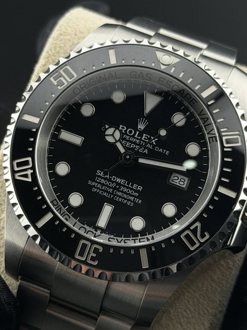 May be an image of wrist watch and text that says '50 ROLEX EEPSEA 40 10 28 SE OFFICIAL ERL H 12800/ SEA-DWELLER AA RLA IVE ATIVECH 3900m I HRONOME IRONOMETER E ۲T۲۱ 20'