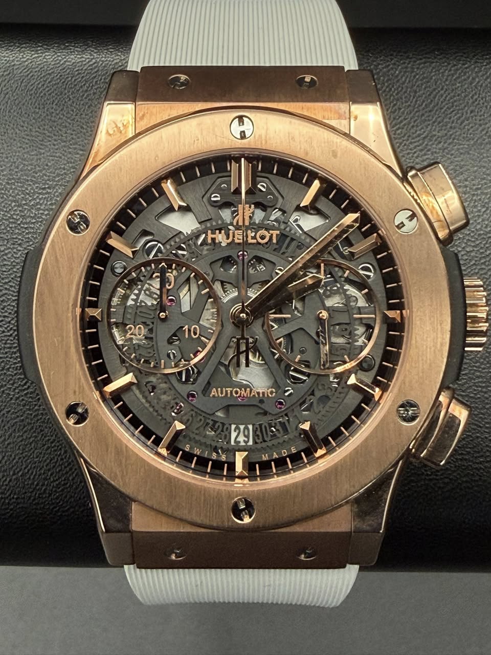 May be an image of wrist watch and text that says 'H HUEŁOT EOT E 5 H الفعر 20 10 AUTOMATIC 7 በር መዝክ 29'