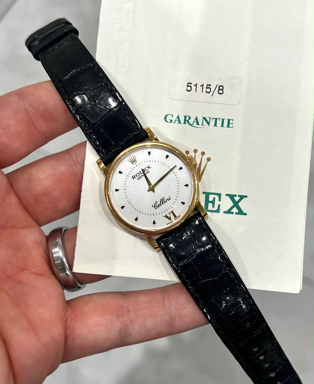 May be an image of wrist watch and text that says '5115/8 GARANTIE W OL ထ VE Collini V. EX'