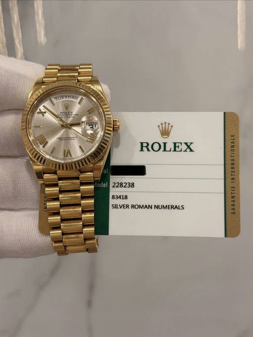 May be an image of wrist watch and text that says 'LUESDAS DAS BUES Xy う VII I VI ROLEX SILVERROMANNUMERALS SILVER ROMAN NUMERALS'