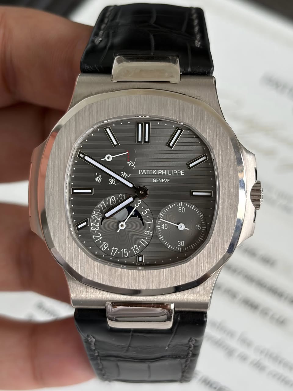 May be an image of wrist watch and text that says 'I ο 4 PATEK PHILIPPE PATEKPHILIPPE PHIL PPE GENEVE . ድሉ1።1 مربر ی :21.10 o '