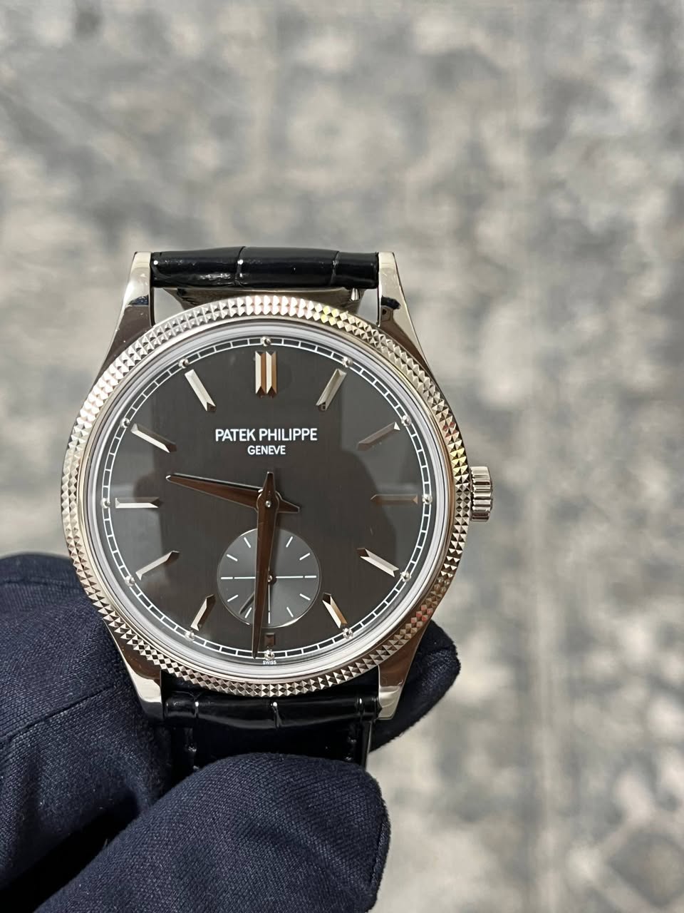 May be an image of wrist watch and text that says 'II PATEK PATEKPHILIPPE PHILIPPE GENEVE I'
