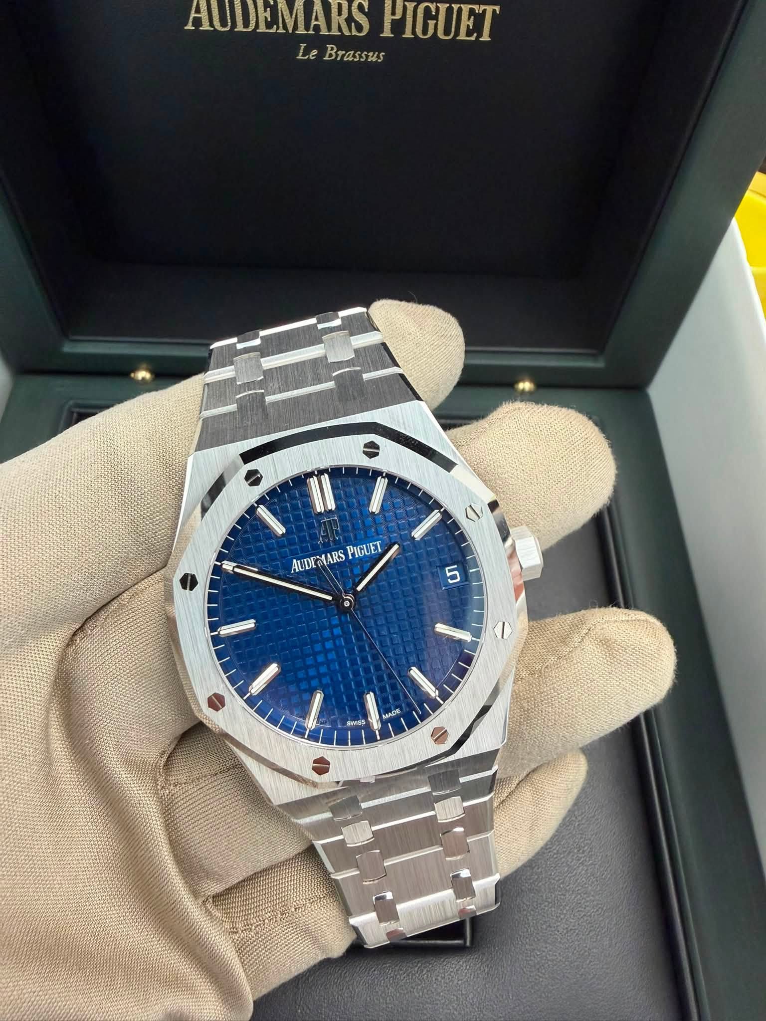 May be an image of wrist watch and text that says 'AUDEMARS PIGUET LeBrassus Le Brassus AUDEMARS AUDER(ARSPIGUET ARS PIGUET 5'