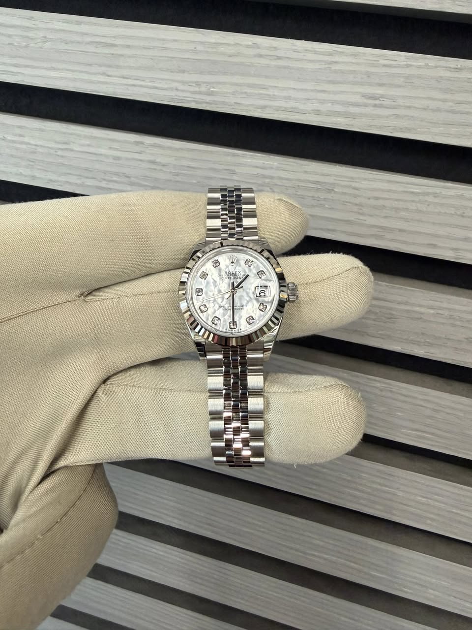 May be an image of wrist watch and text that says 'B Q - - t C 6 7 A'