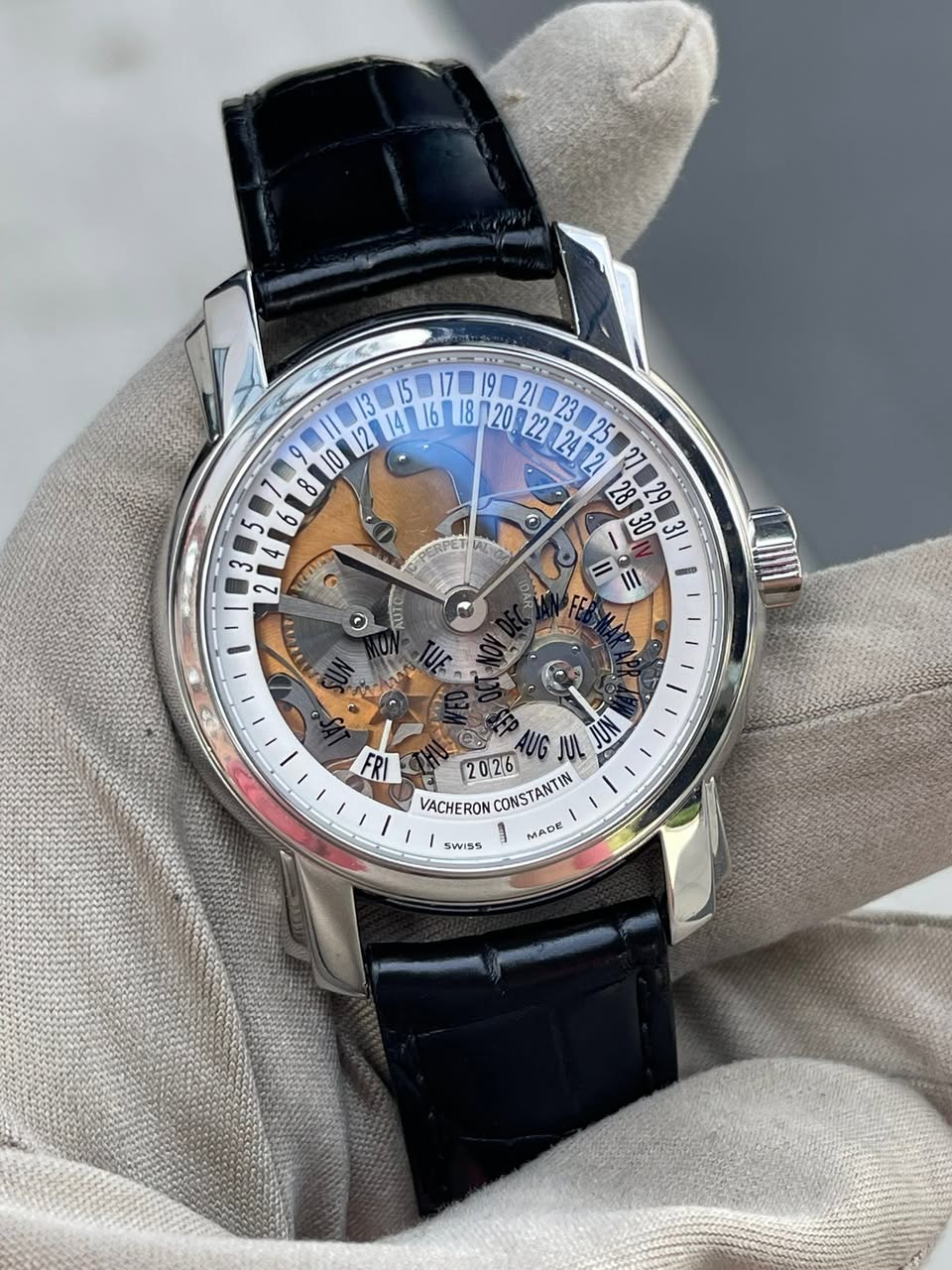 May be an image of wrist watch and text that says ' / III ADYOR 天 FRI 8 2026 4U6J儿 AUG JUL UN VACHERON CONSTANTIN MADE SWISS'