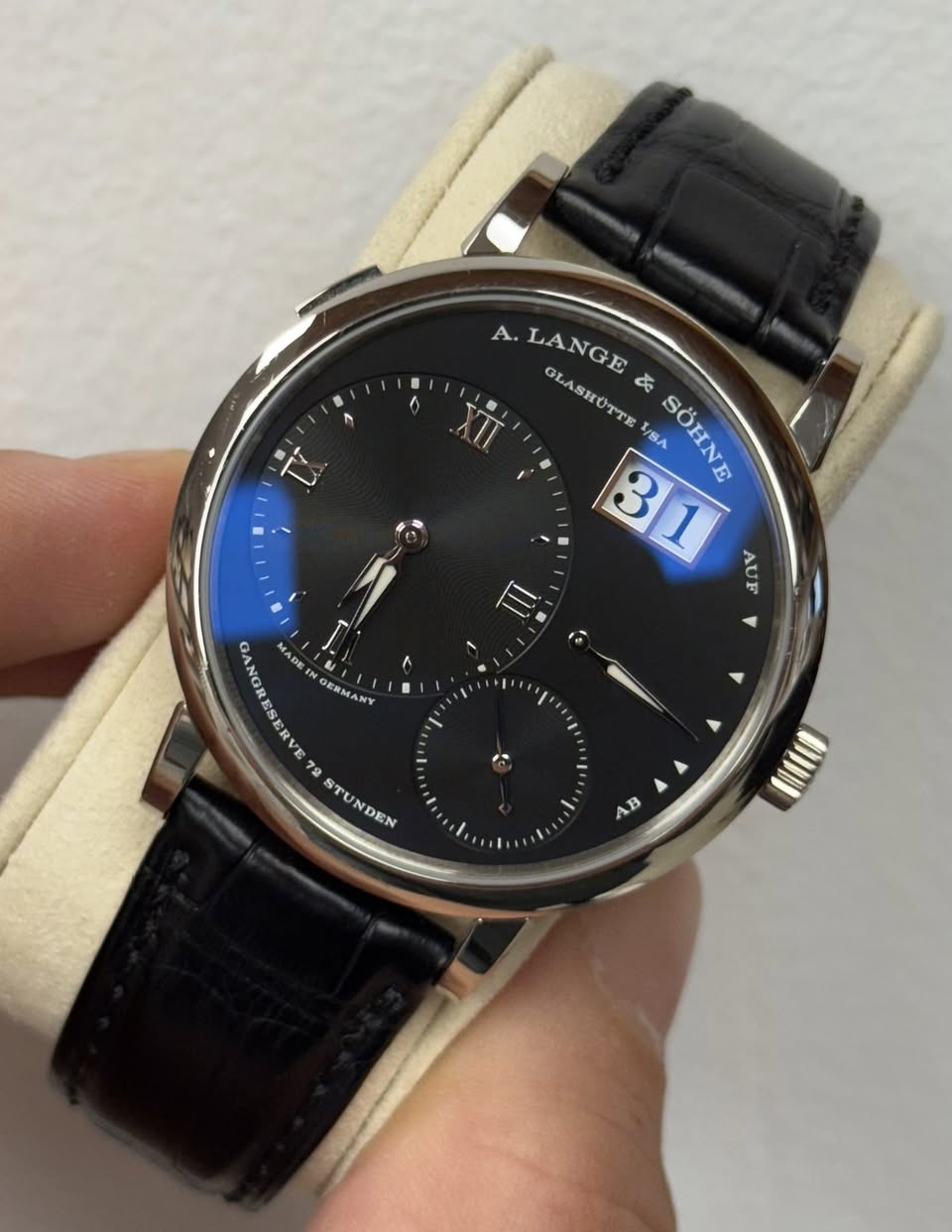 May be an image of wrist watch and text that says '之 A. LANGE LANGE GLASHÜTTE GLASHOTTE 家 /SA SOHNE 31 AUF GANGRESERVE72 STU N NDEN MA MADE Ii EN IN GERMANY に に AB'