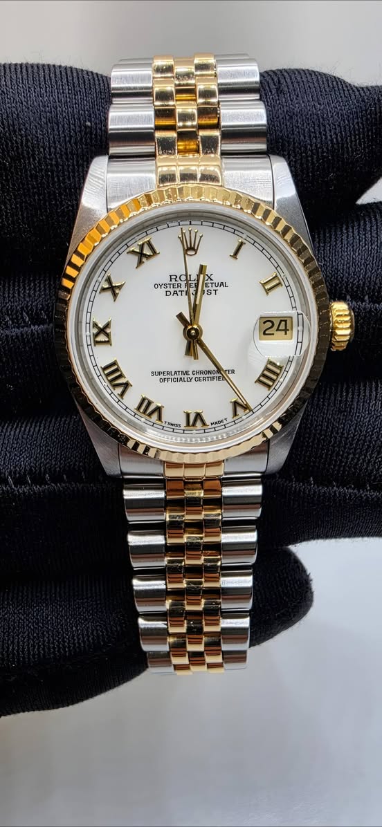 May be an image of wrist watch and text that says 'Rd L1 OYSTER OYSTER ES TUAL DATE IST セず IT 24 X IX VIII SUPERLATIVE HRONOR ER DFFICIALL OERTIFIE VII SHな茶 VI MKDK HиKT E'
