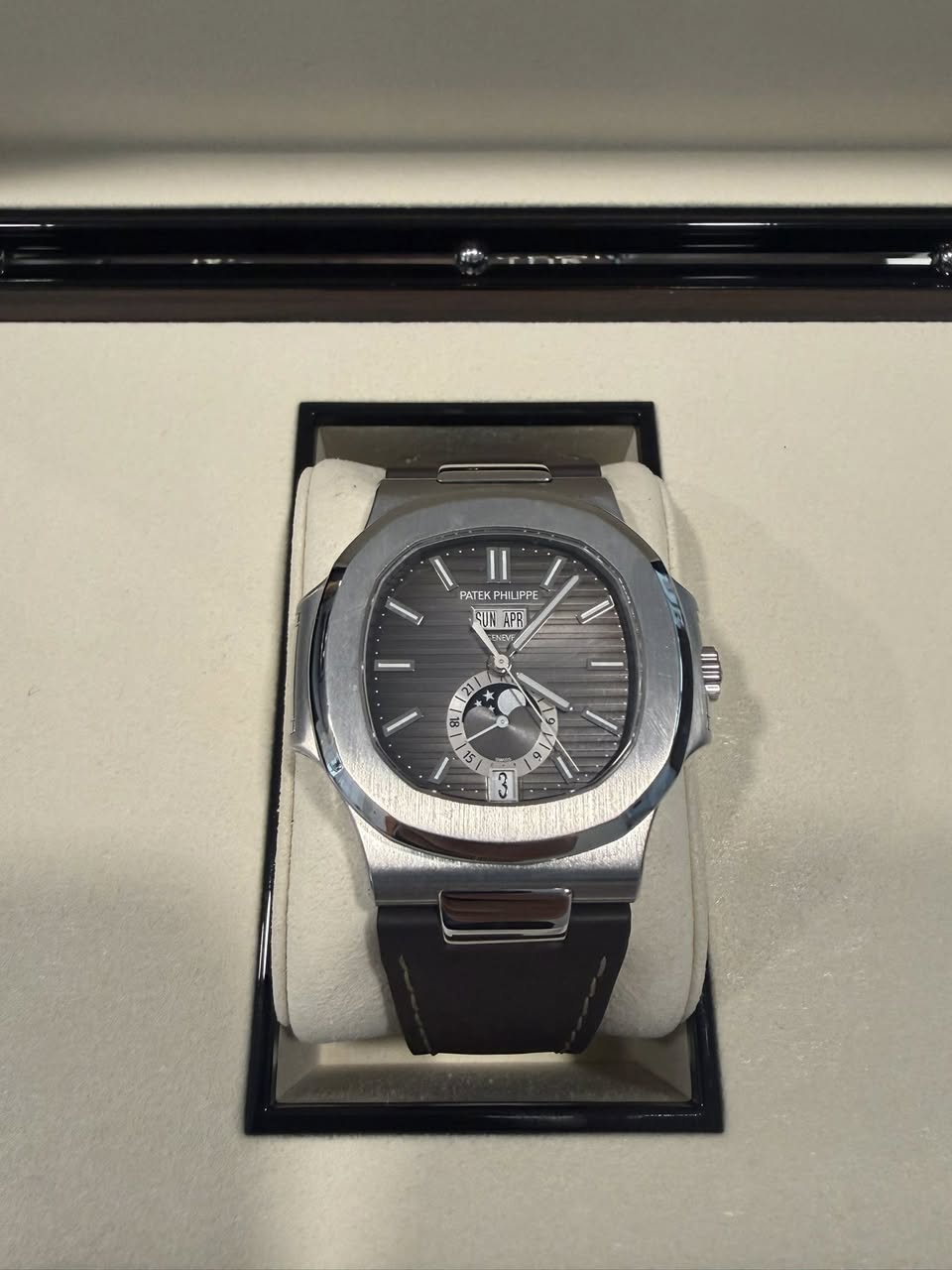 May be an image of wrist watch and text that says 'ه PATEK PHI PHILIPPE PPE SINAPA አ/ 21 協1 10 15 KIe V16 دى'