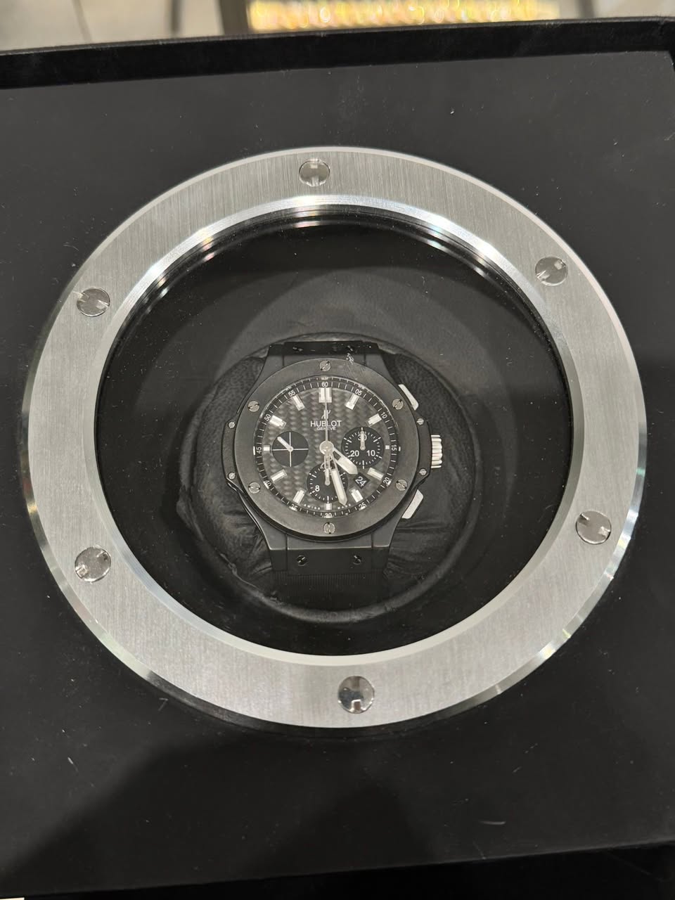 May be an image of wrist watch and text that says 'HUELO 20 10: ዐር स เ pT'