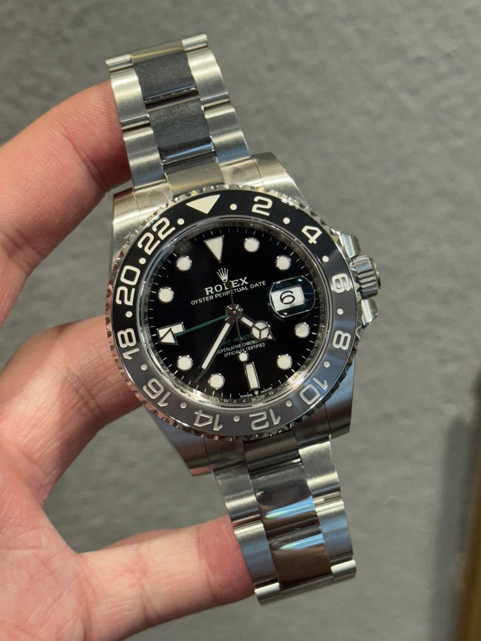 May be an image of wrist watch and text that says '2 4 ROL EX UALO ATE တ '