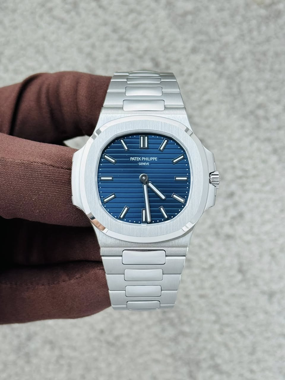May be an image of wrist watch and text that says 'PATEK PATEKPHILIPPE PHI LIPPE GENEVE U'